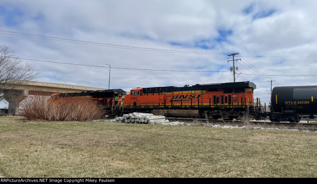 BNSF 3870 and BNSF 6984 in Neenah